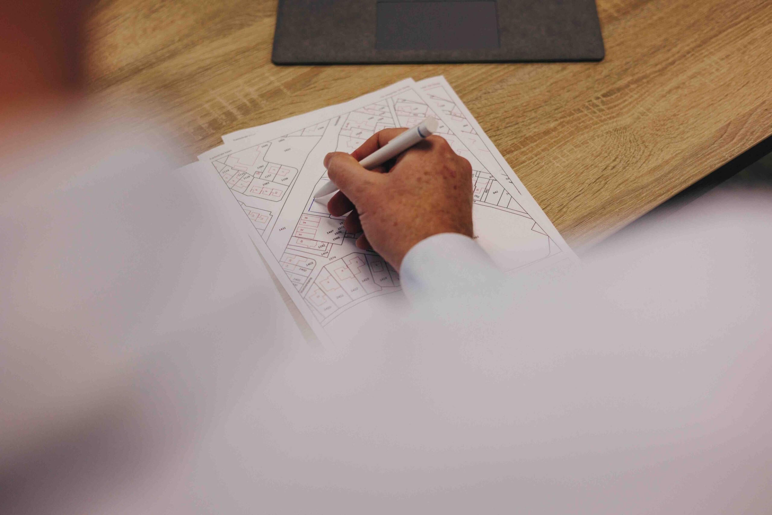 Huub Loeffen, vastgoed- woning- en bedrijfsmakelaar. Ex profvoetballer bij Vitesse. Omgeving Arnhem. Kijkt over the shoulder naar kadasterkaart.